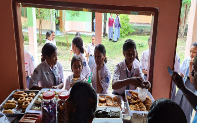 Kantin Sehat dan pemberian Vitamin bagi Remaja Putri serta pemeriksaan kesehatan