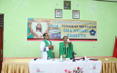 Melaksanakan Ibadah Bersama