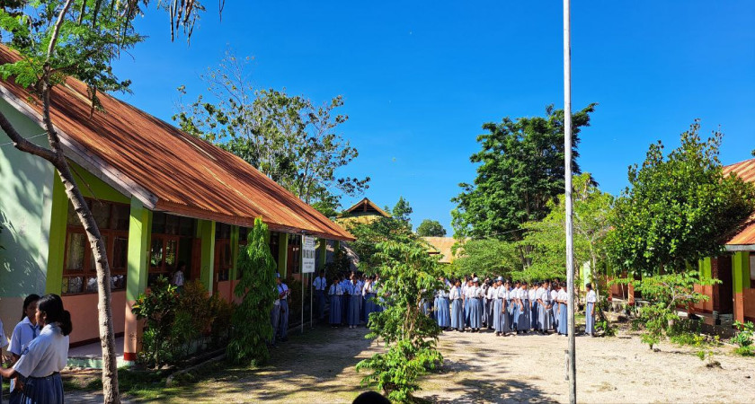 SMA NEGERI BENLUTU MENGGELAR UPACARA MEMPERINGATI HARI GURU NASIONAL  TAHUN 2024 DAN HUT PGRI KE-79 “Guru Hebat Indonesia Kuat”